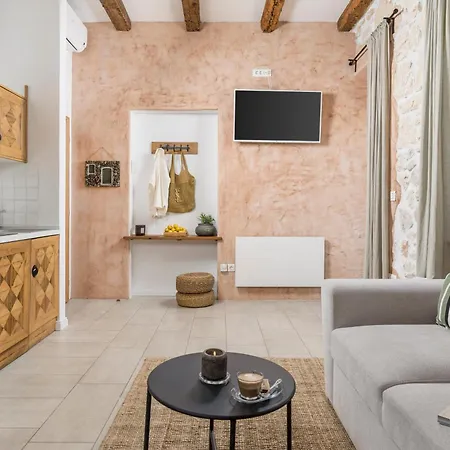 The House Πανσιόν