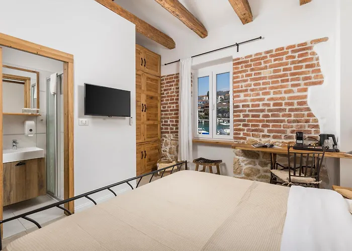 The House Малинска