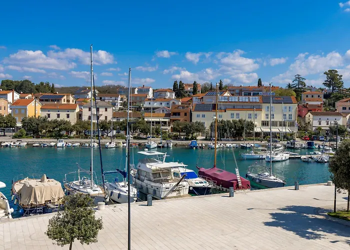 The House Малинска